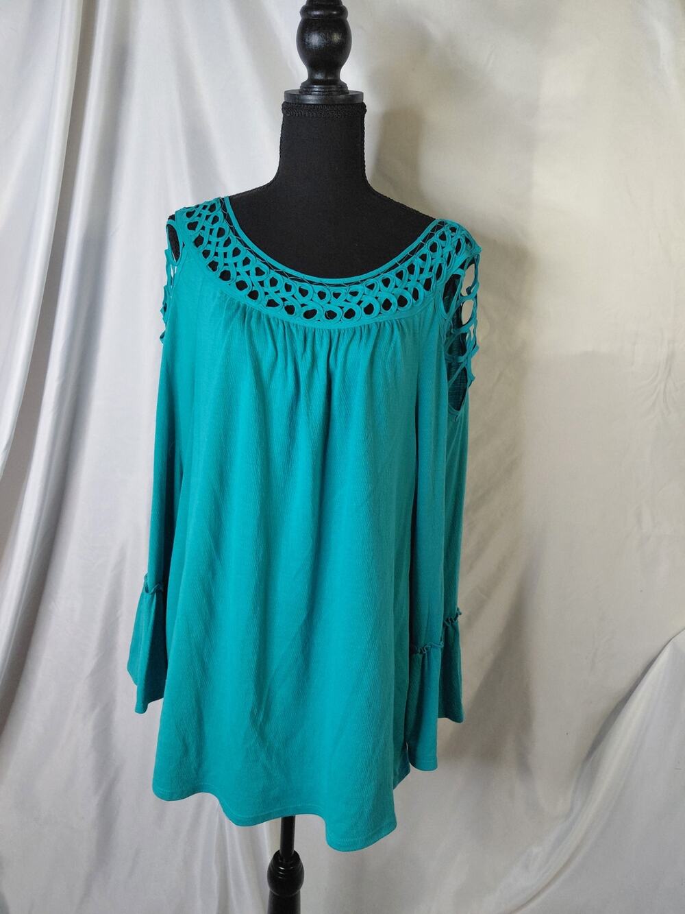 CUT OUT COLD SHOULDER SHIRT